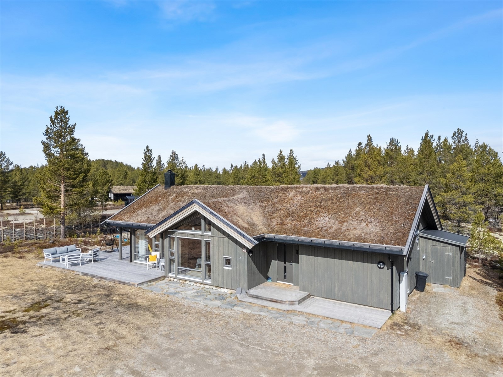 Hytta har en utvendig bod. Galleribilde