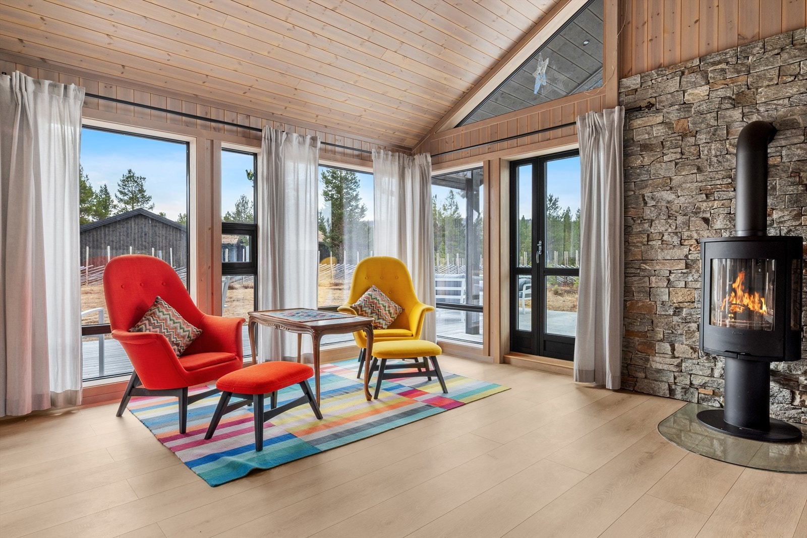 Fra stua har man utgang til terrassen. Galleribilde