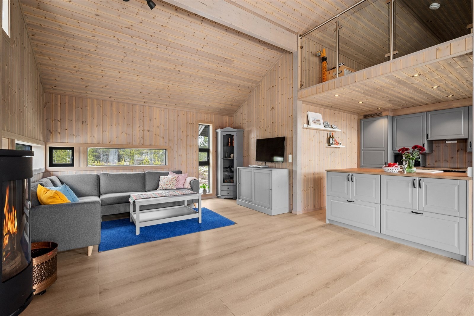 Stue/kjøkken i åpen løsning. Galleribilde