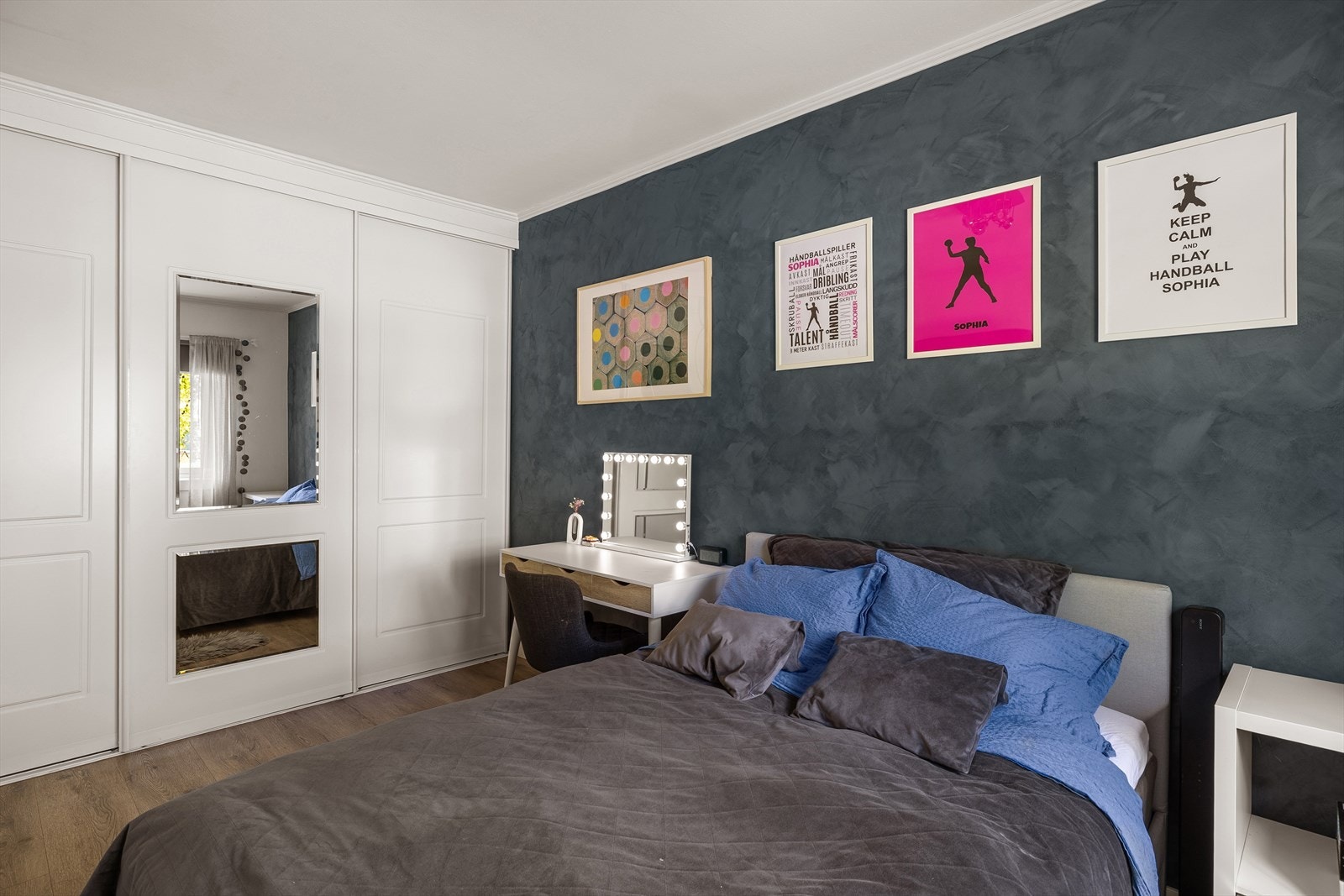 Også dette soverommet er utstyrt med en praktisk skyvedørsgarderobe. Galleribilde