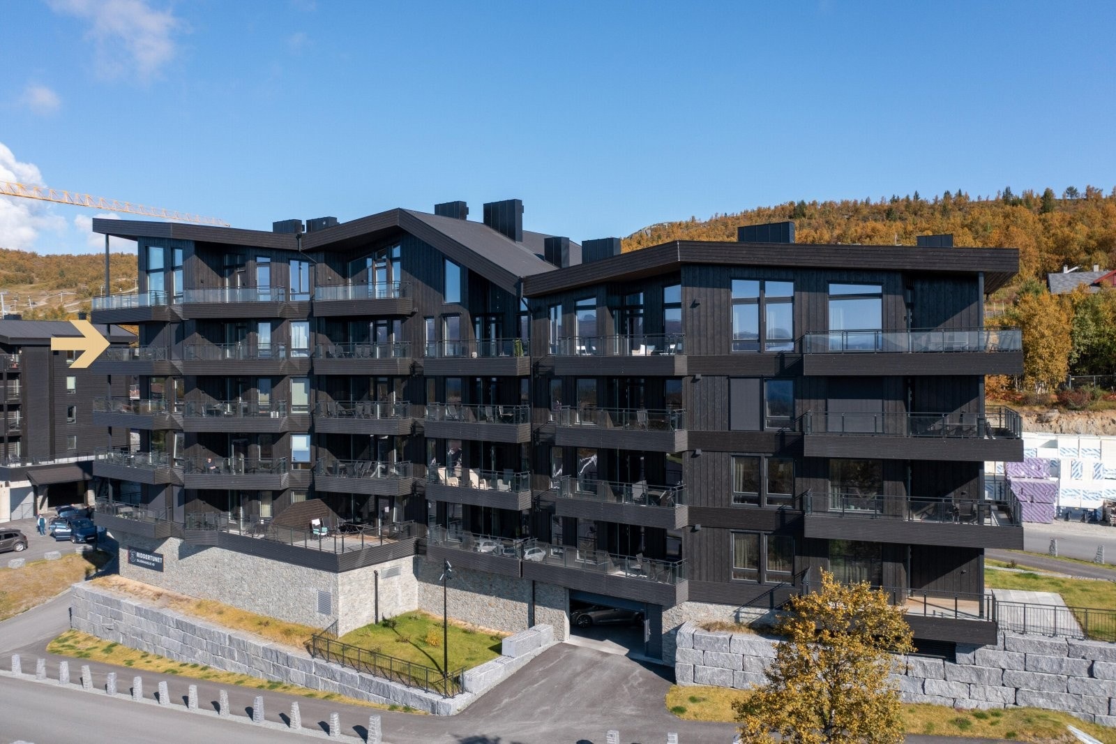 Leiligheten har en meget flott beliggenhet i byggets 4. etasje med fantastisk utsikt mot fjellene og nærområdet. Galleribilde