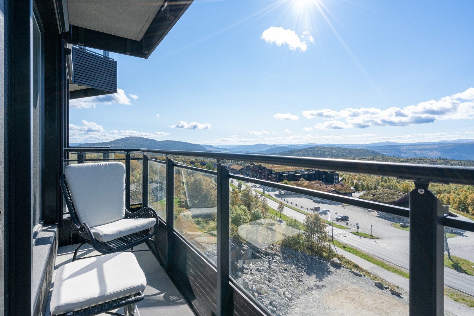 Leiligheten har en meget flott beliggenhet i byggets 4. etasje med fantastisk utsikt mot fjellene og nærområdet. Galleribilde
