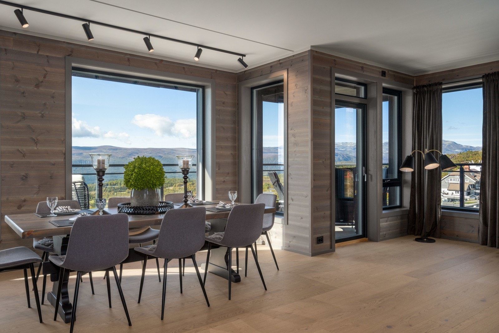 Leiligheten har en gjennomgående høy standard med bl.a. vannbåren varme, balansert ventilasjon, 1-stavs eikeparkett og lekre innredninger fra Grønvold Snekkerverksted. Galleribilde