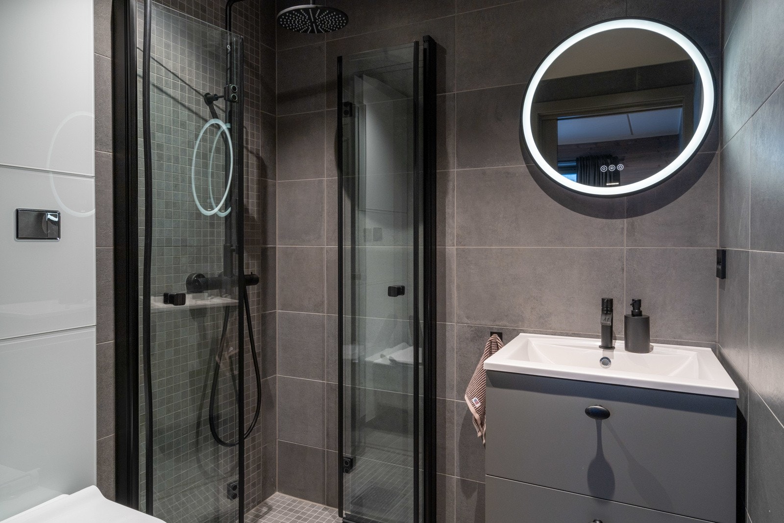 Leiligheten har 3 bad/wc. Dette badet ligger i tilknytning til soverom 1. Galleribilde