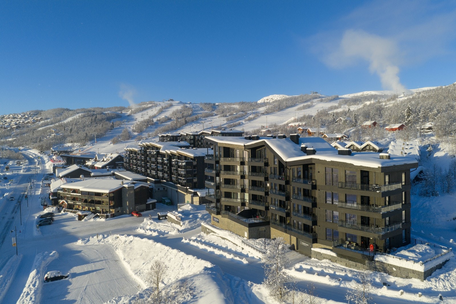 Vinterbilde. Leiligheten har en attraktiv beliggenhet i sentrum med kort vei til butikker og flere spisesteder, samt alpinbakkene og oppkjørte langrennsløyper. Galleribilde