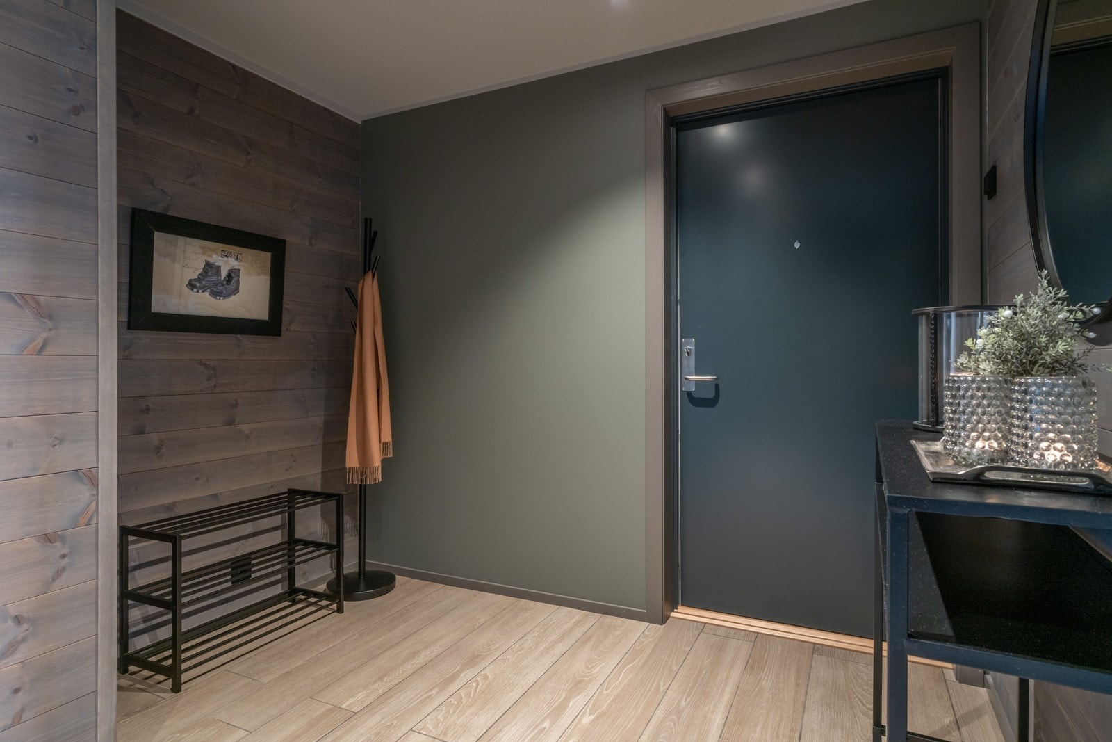 Velkommen inn! Entréen er romslig og innbydende med fliser på gulv og vannbåren gulvvarme. Galleribilde