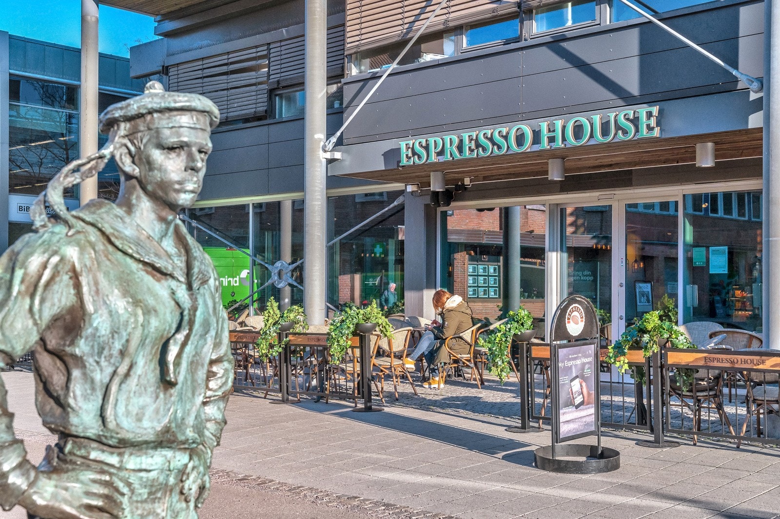 Langs den idyliske gågåten i sentrum finner man 3 kjøpesentre og flere kafeer. Galleribilde