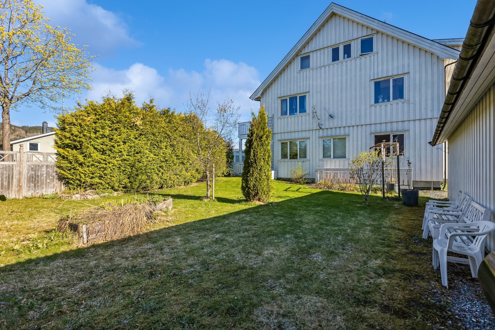 Sameiet består av fire seksjoner, og disponerer en felles solrik hage. Galleribilde