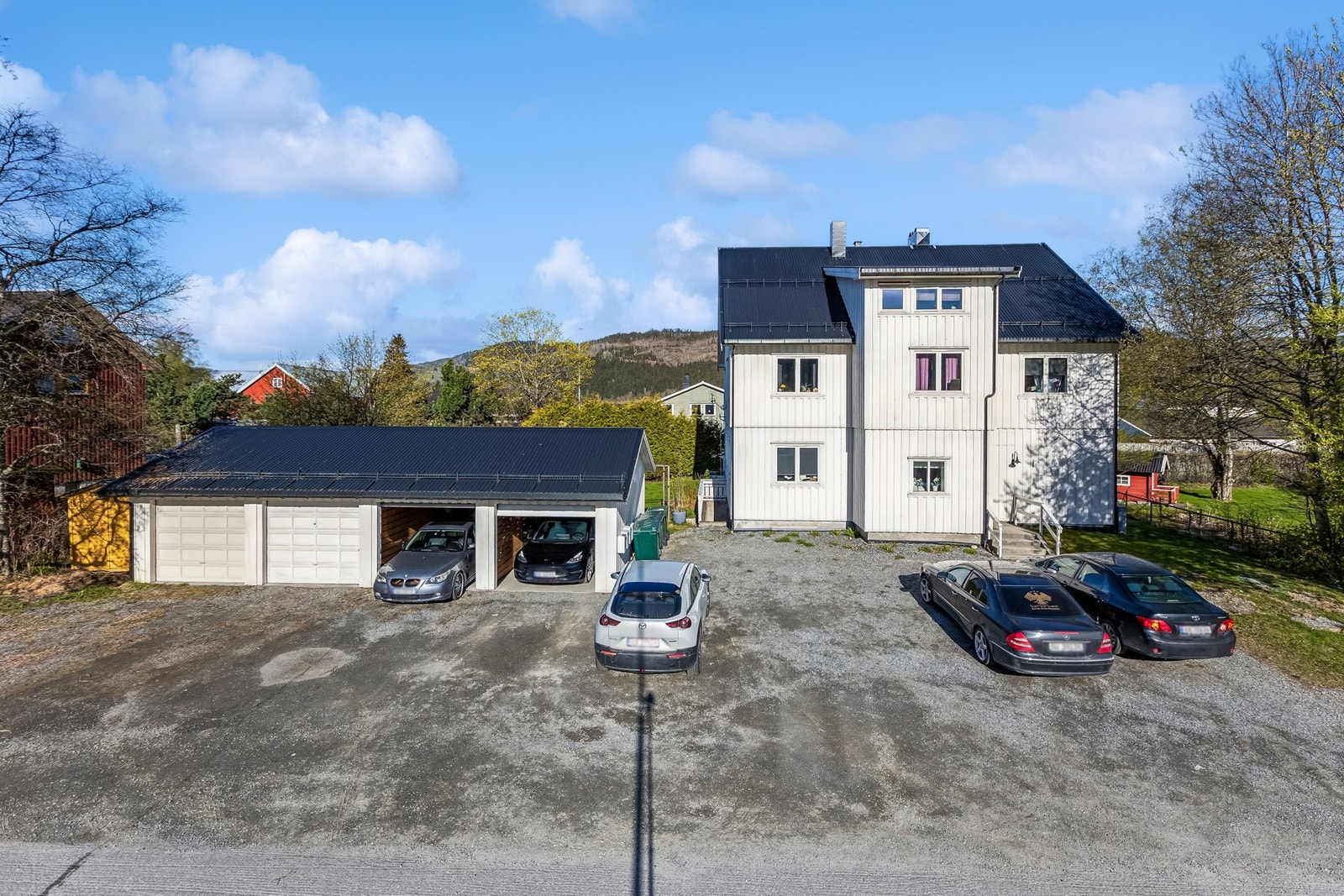 Det medfølger fast parkeringsplass i garasje. Det er mulighet for gjesteparkering på felles tomt. Galleribilde