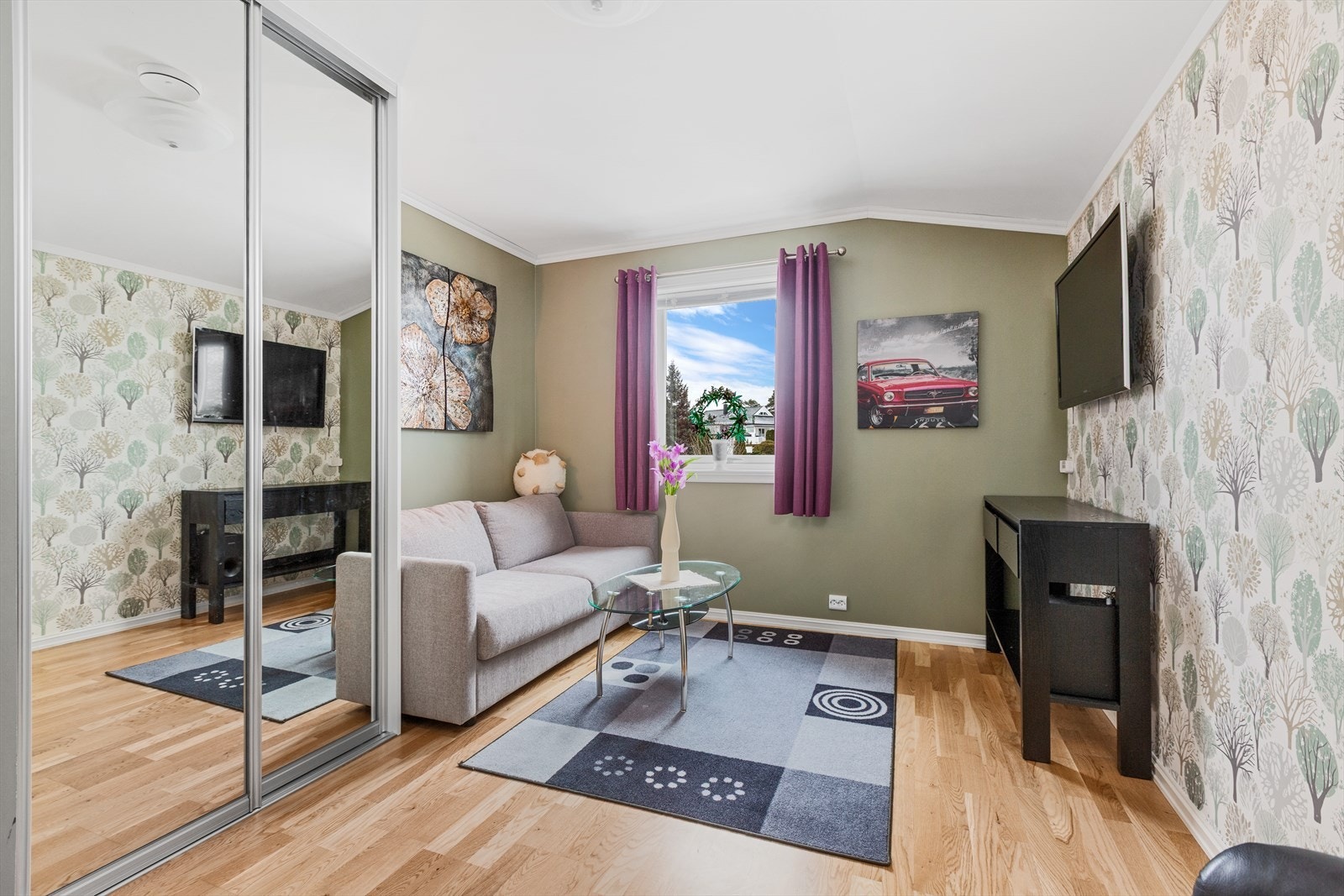 Boligen har totalt 3 soverom, alle plassert i boligens andre etasje. Galleribilde