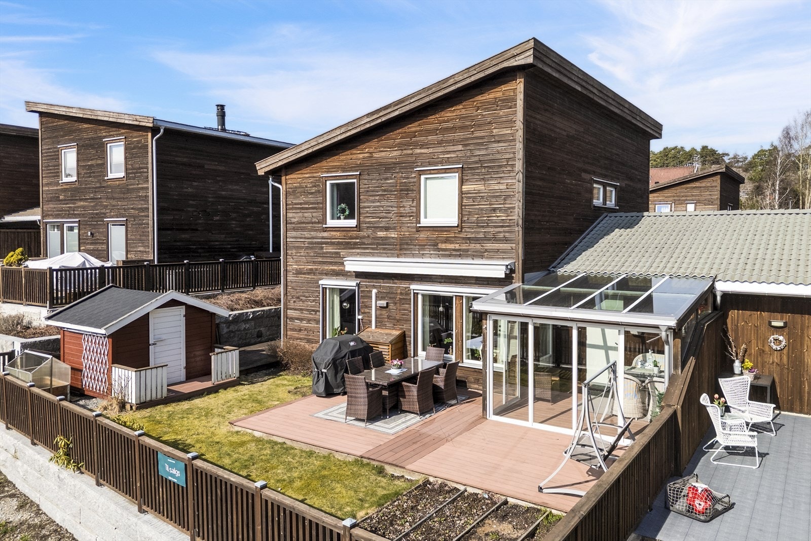Stor terrasse på 80 kvm, delvis innglasset som sommerstue som forlenger sesongen både høst og vår. Galleribilde