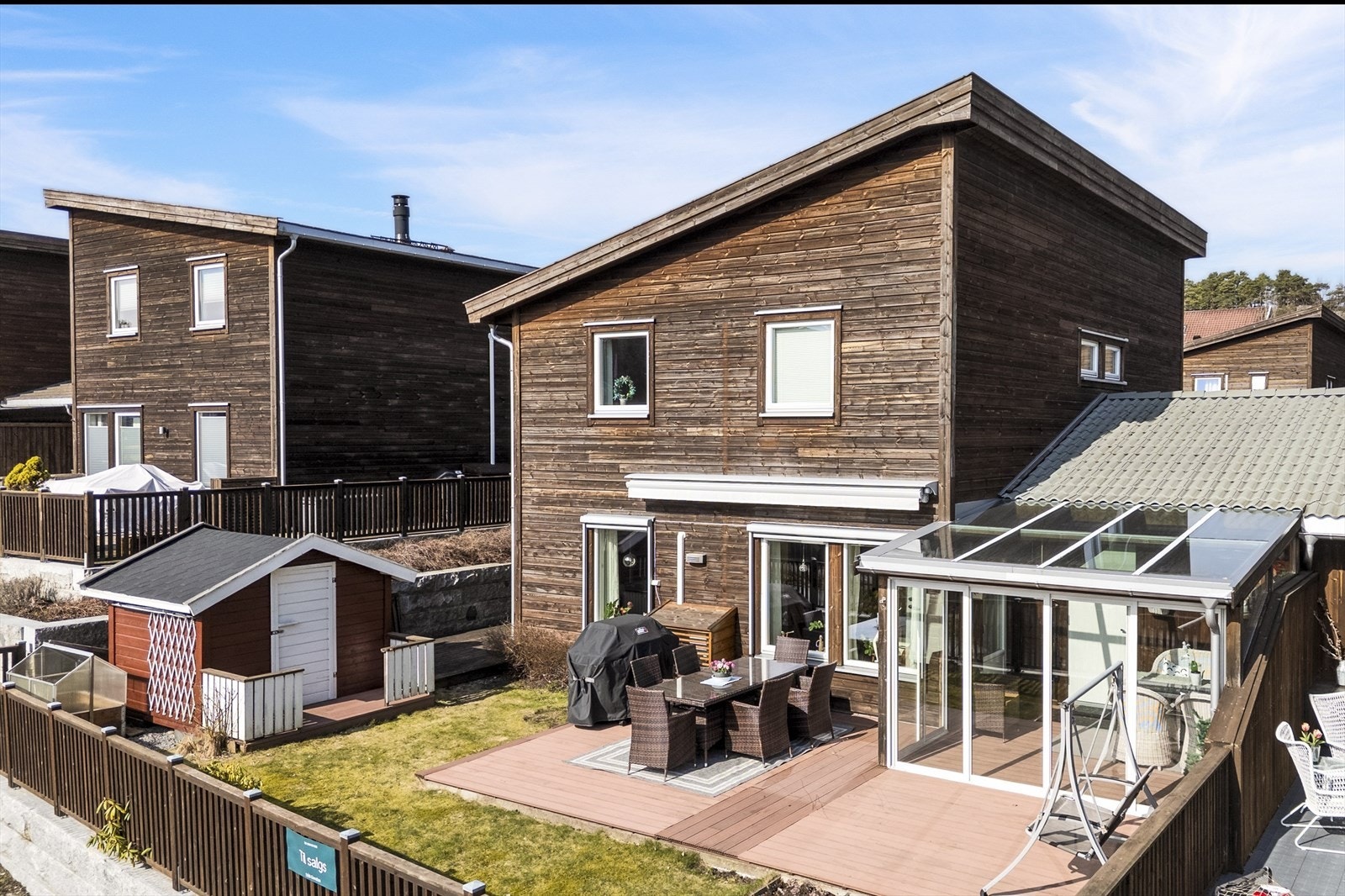 Stor terrasse på 80 kvm, delvis innglasset som sommerstue som forlenger sesongen både høst og vår. Galleribilde