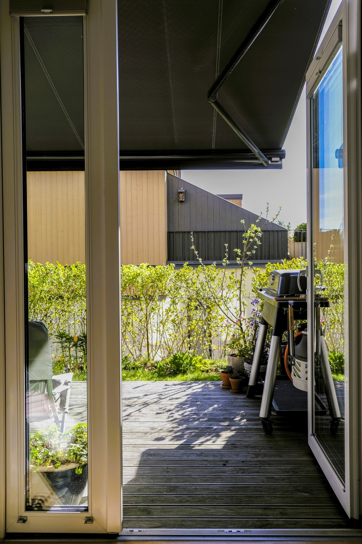 Fra stuen i underetasjen er det utgang til en stor og solrik terrasse på 11 kvm hvor sommerdagene virkelig kan nytes Galleribilde