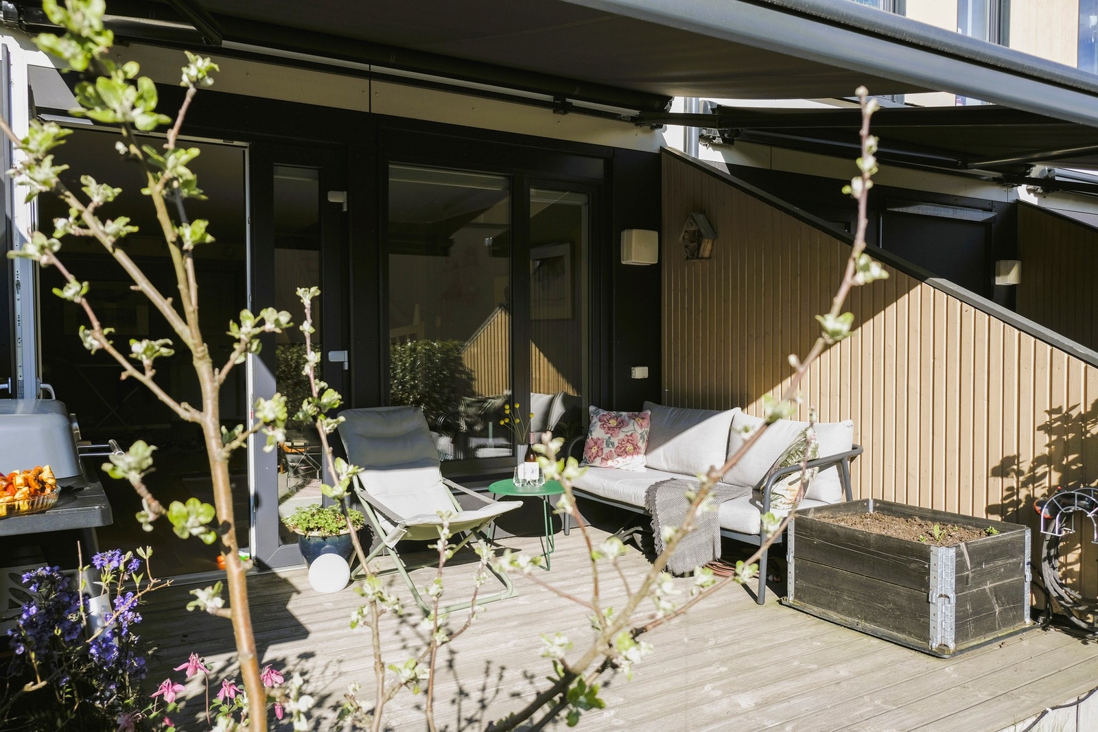 Her er det god plass til sittegruppe og grill Galleribilde