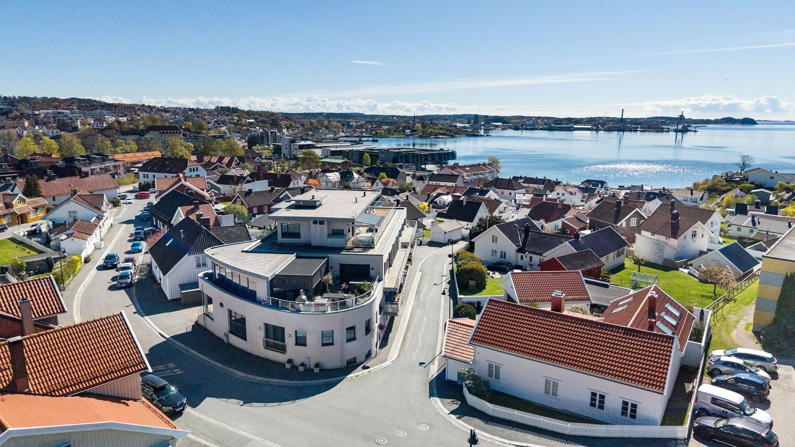 Ligger i en rolig gate med kort vei til strand, byliv og butikker Galleribilde