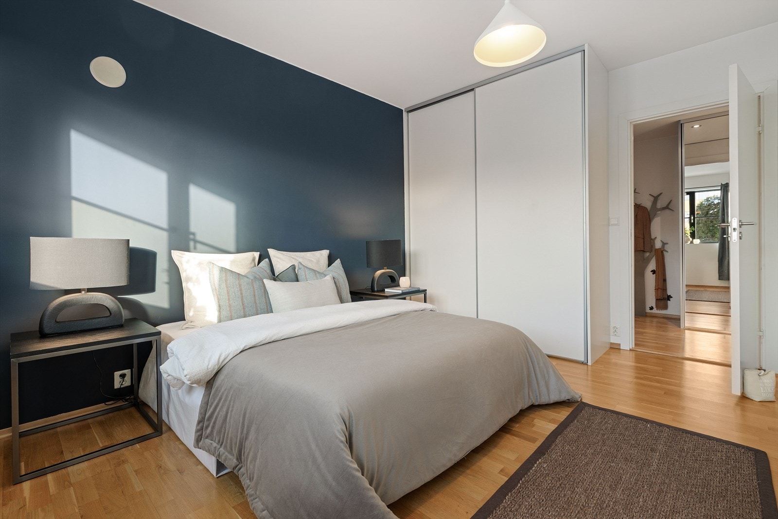 Hovedsoverommet har skyvedørsgarderobe og god plass til ytterligere oppbevaring Galleribilde