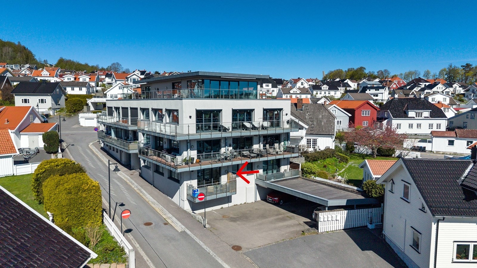 Leiligheten ligger i en høy 1.etg, og mulighet til å gå inn fra bakkeplan via garasjen uten å måtte gå i trapper Galleribilde