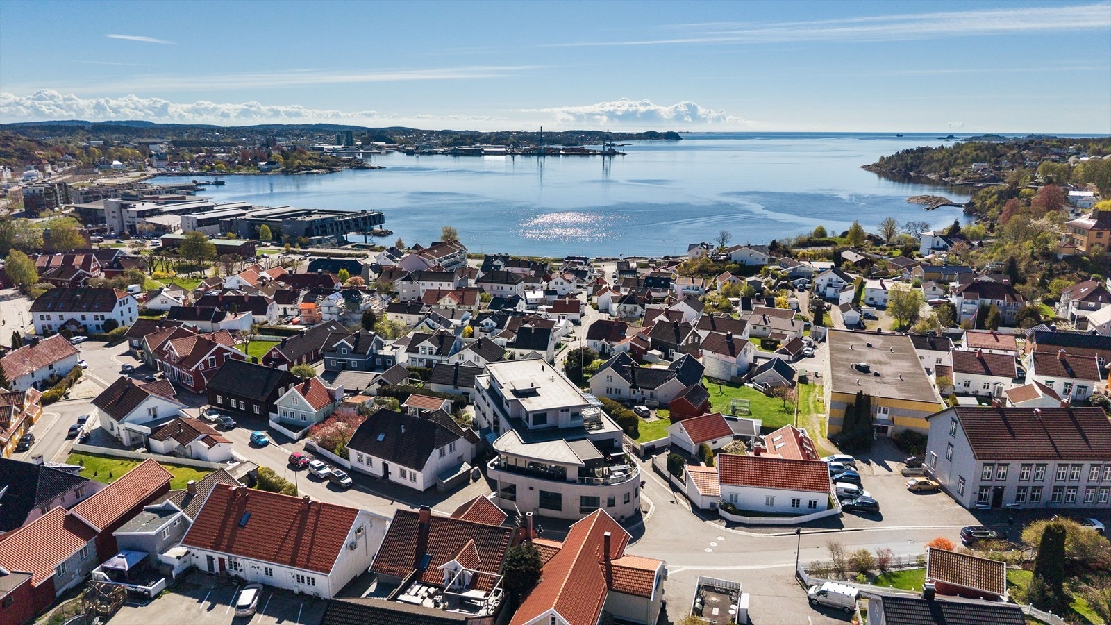 Bygget er svært solid, og med en moderne finish. To soverom, stue/kjøkken, bad, entrè og bod Galleribilde
