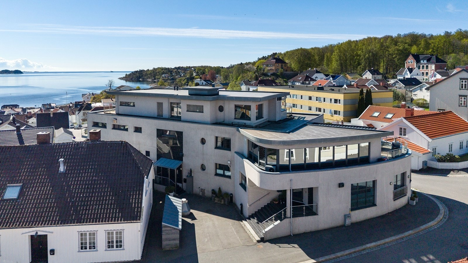 Moderne og velholdt bygg med flott beliggenhet Galleribilde