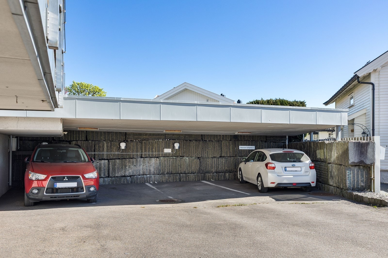 Leiligheten disponerer en plass i sameiets carport med el-bil lader. Galleribilde