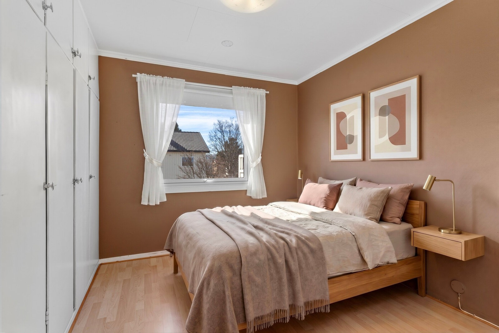 Soverom 2 er på 8,8m² med integrerte skap langs ene veggen. (Illustrasjonsbilde). Galleribilde