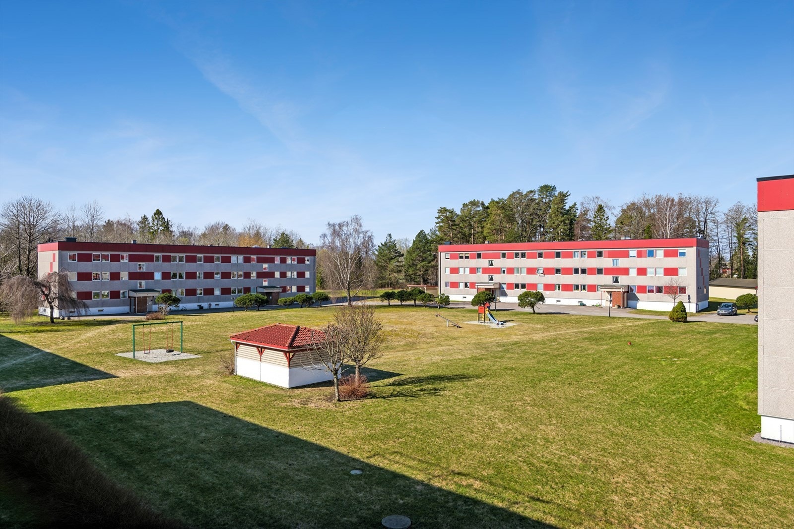 Stort fellesområde mellom blokkene med plen og grillplass, kalt Balders hus hvor det er både gass- og kullgrill. Galleribilde