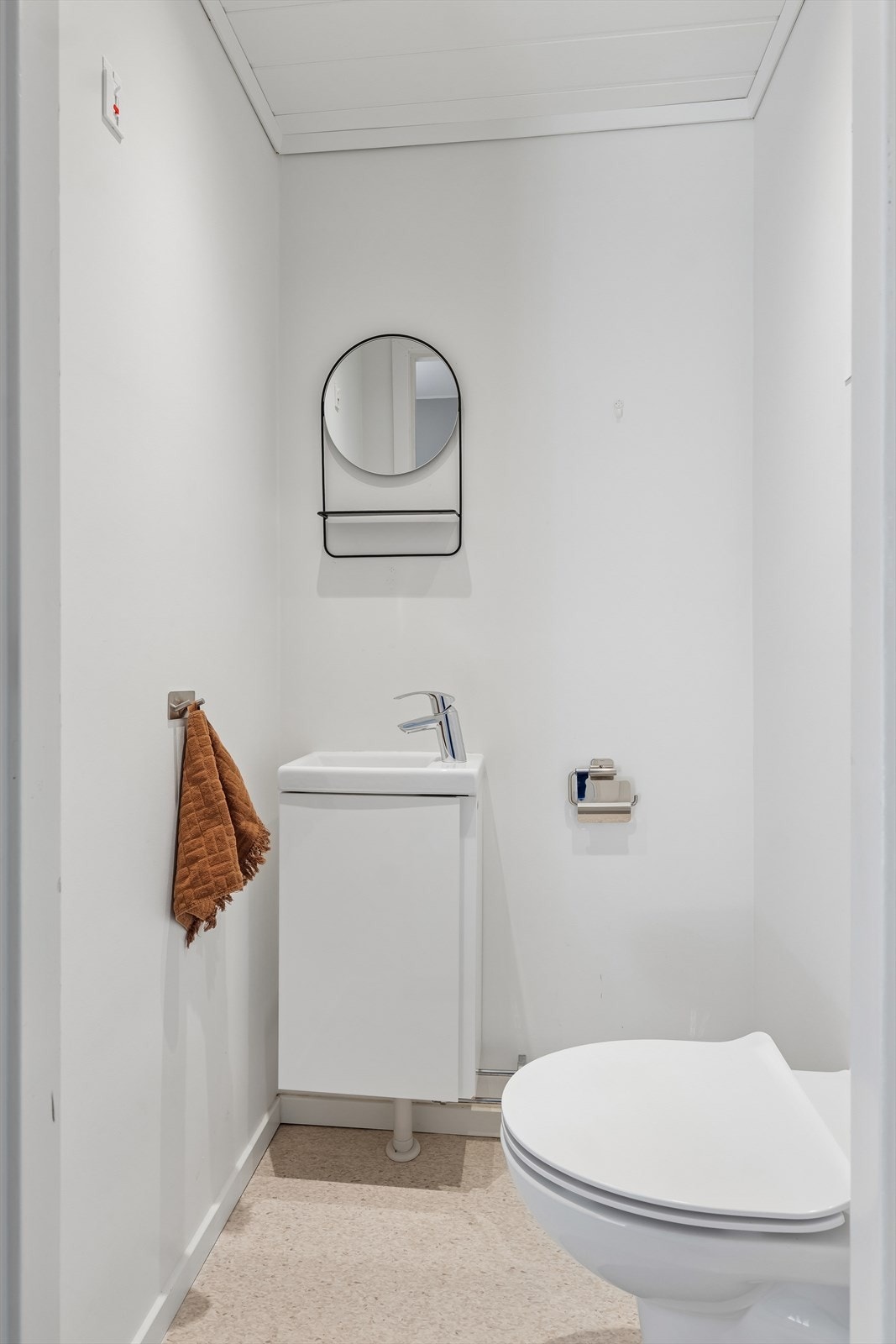 Pent toalettrom, renovert i regi av borettslaget i 2020. Praktisk med to wc i leiligheten. Galleribilde