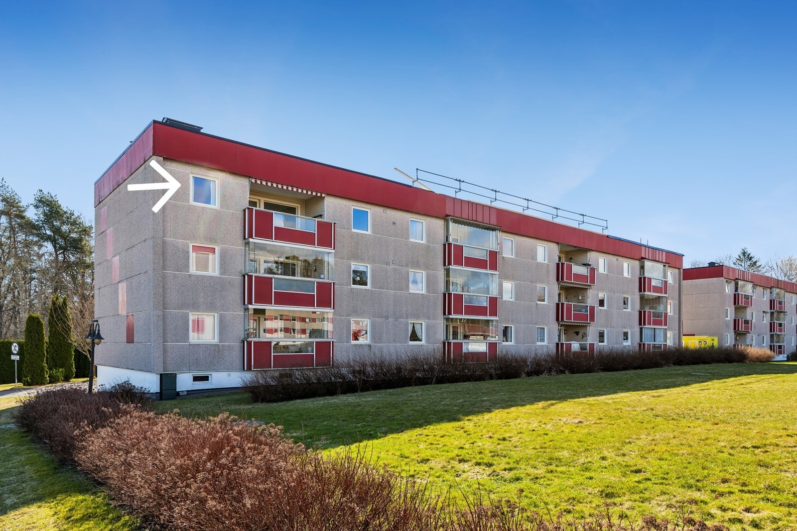 Vestvendt fasade med balkong. Galleribilde