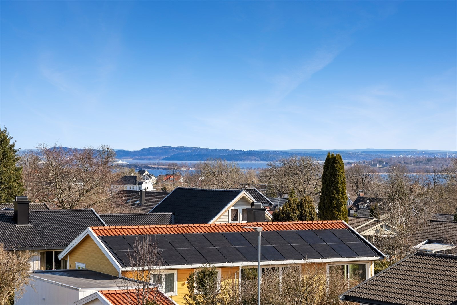 Nydelig utsikt til fjorden fra stue og to soverom. Galleribilde