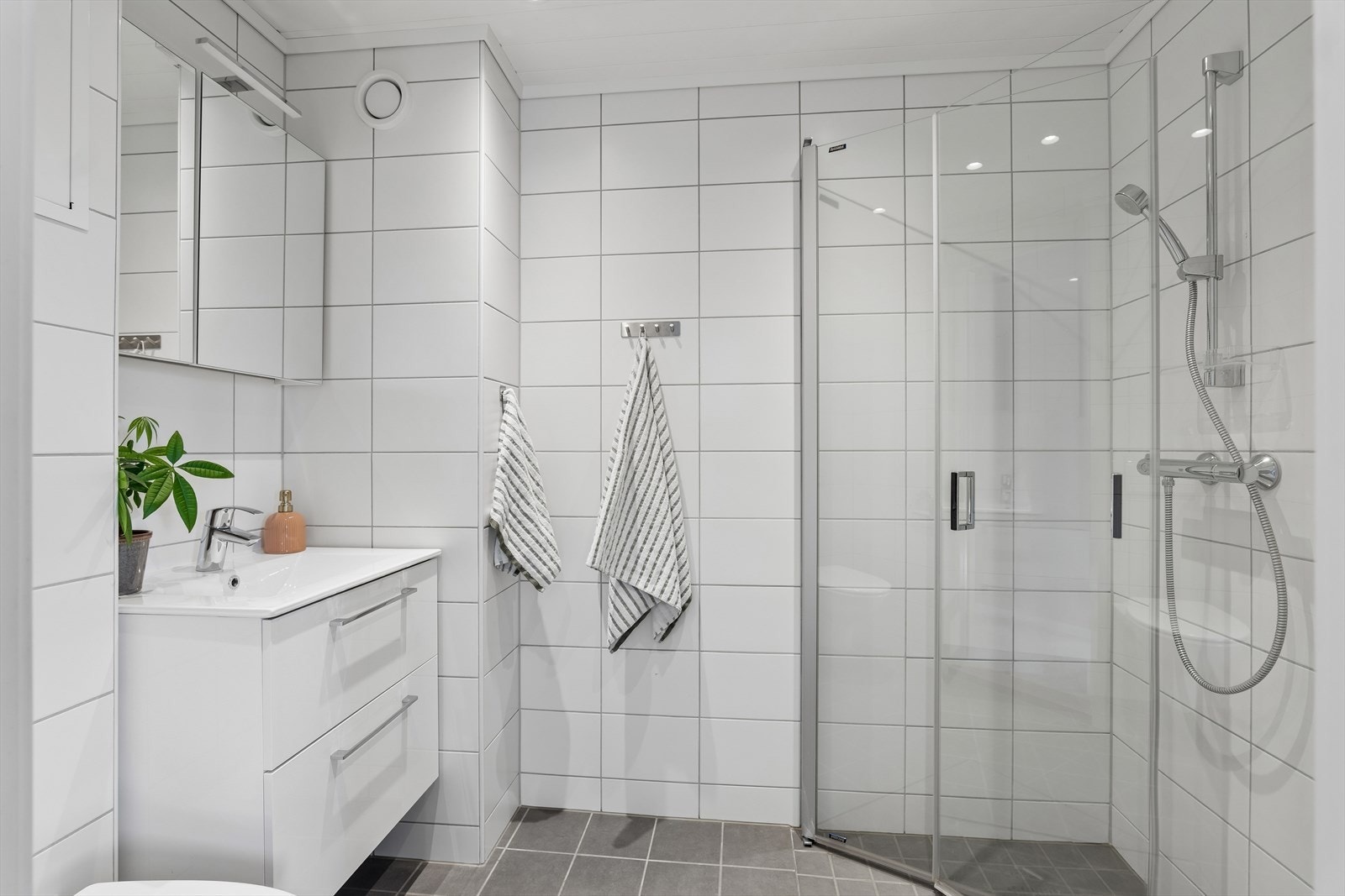 Pent bad, nyrenovert i regi av borettslaget i 2020. Galleribilde