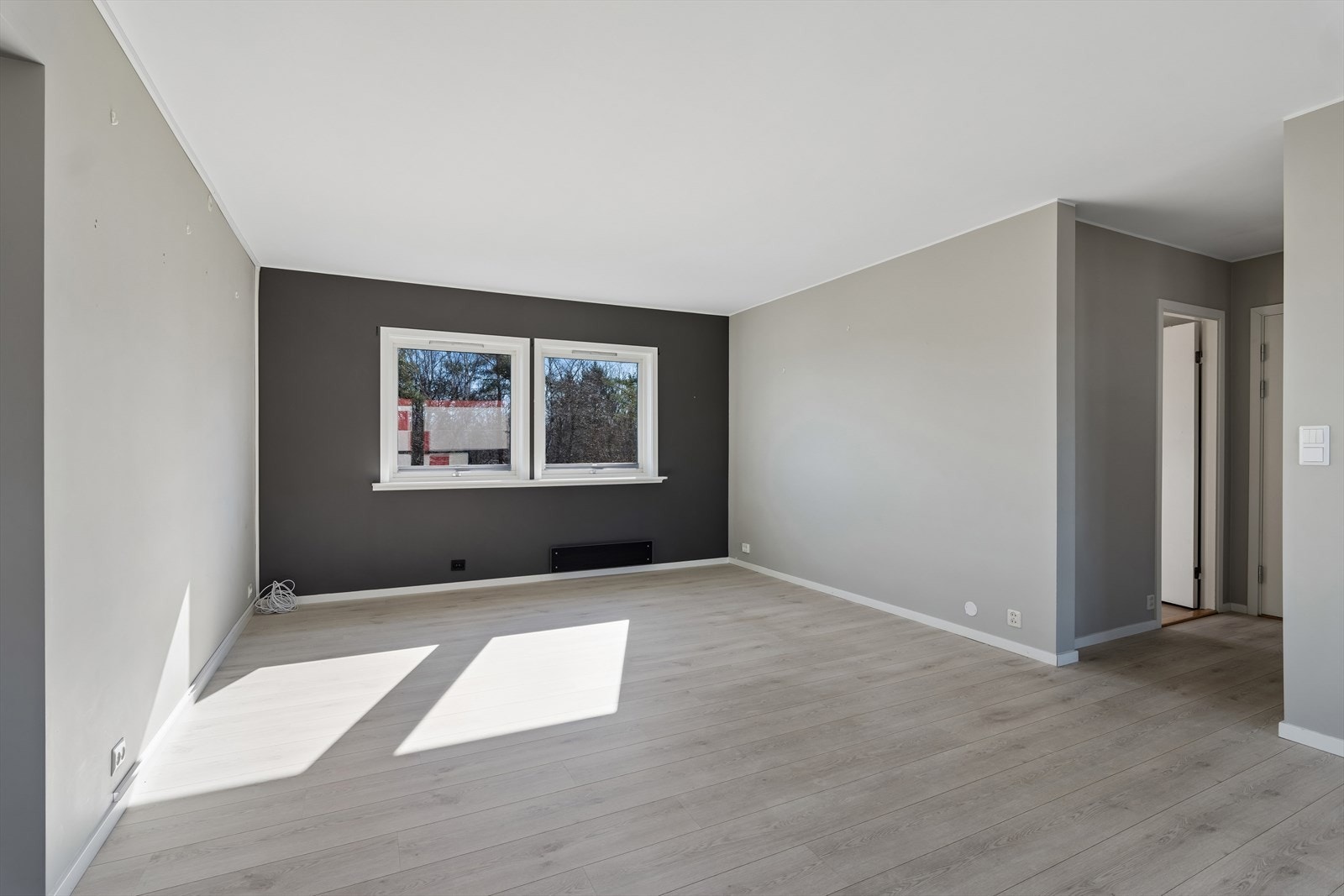 Stue med nytt laminatgulv og nymalte overflater i 2020. Galleribilde