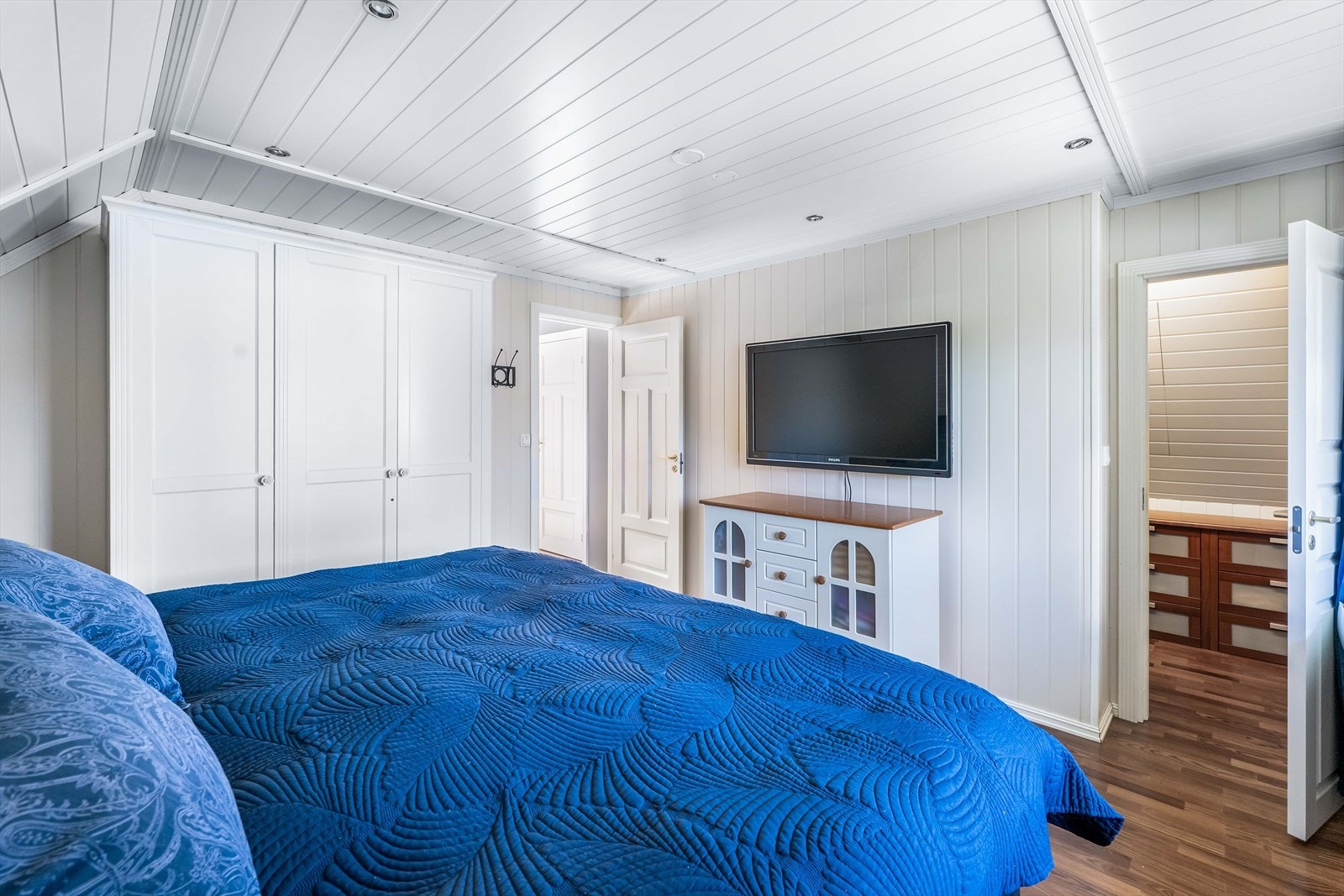 Det er også tilgang på bod innredet som walk-in-closet Galleribilde