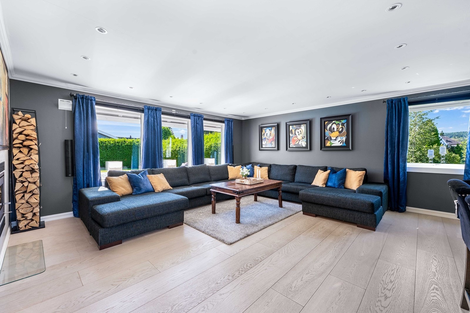 Her får du plass til en stor hjørnesofa, i tillegg til langbord - her kan du fint feire større selskap hjemme! Galleribilde