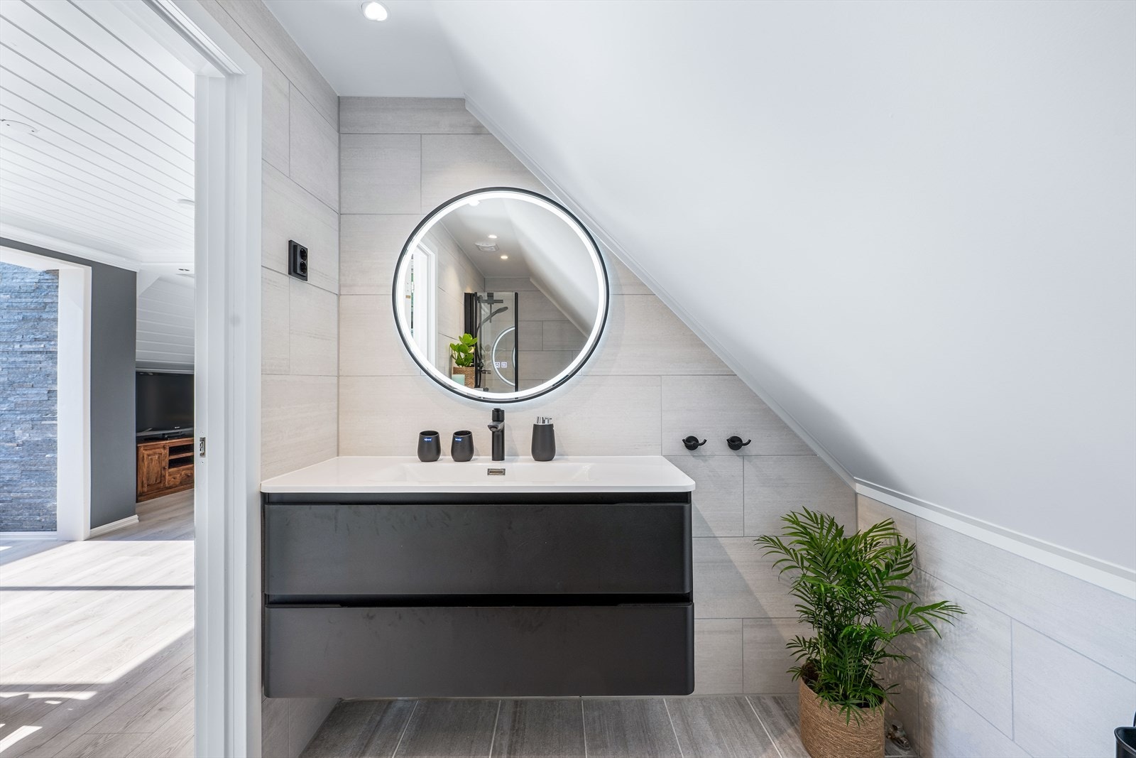 Badet i loftsetasjen ble pusset opp i 2025 Galleribilde