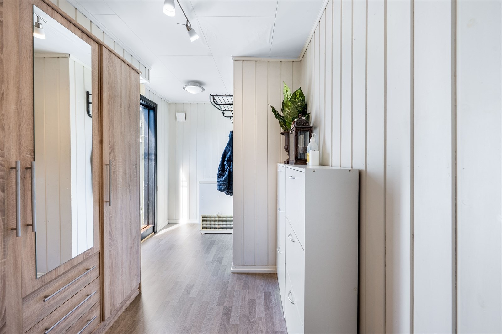 Utleiedelen har entré med god plass til garderobe Galleribilde