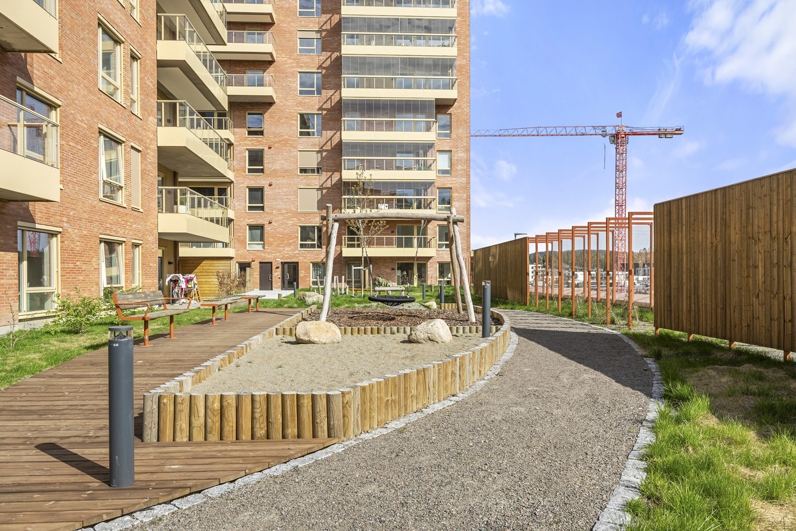 Fellesområdene er pent opparbeidet med lekeplass, sittegrupper og grøntarealer. Galleribilde