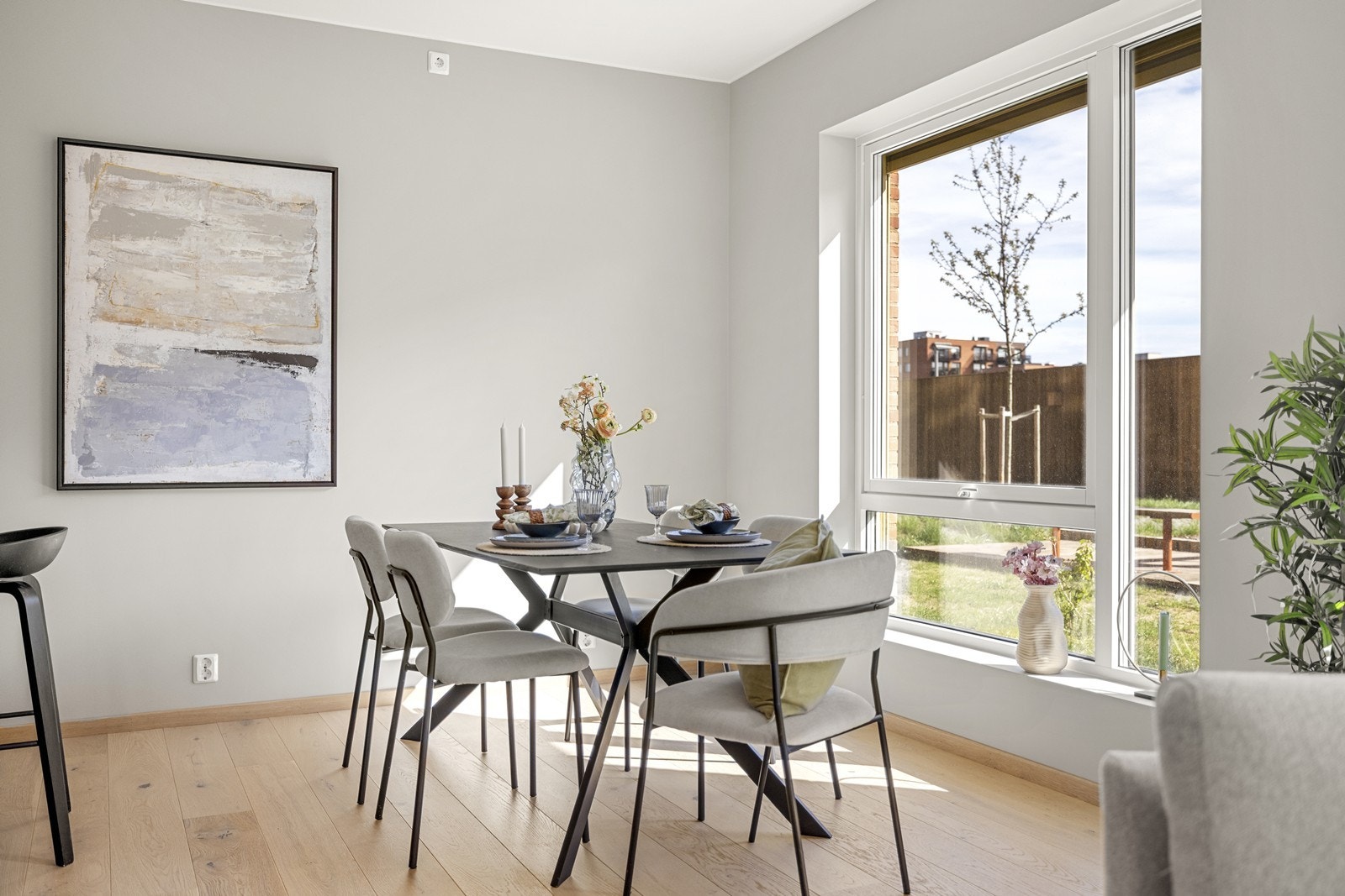 Spiseplassen er plassert ved vinduet, med hyggelig utsyn mot fellesarealene. Galleribilde