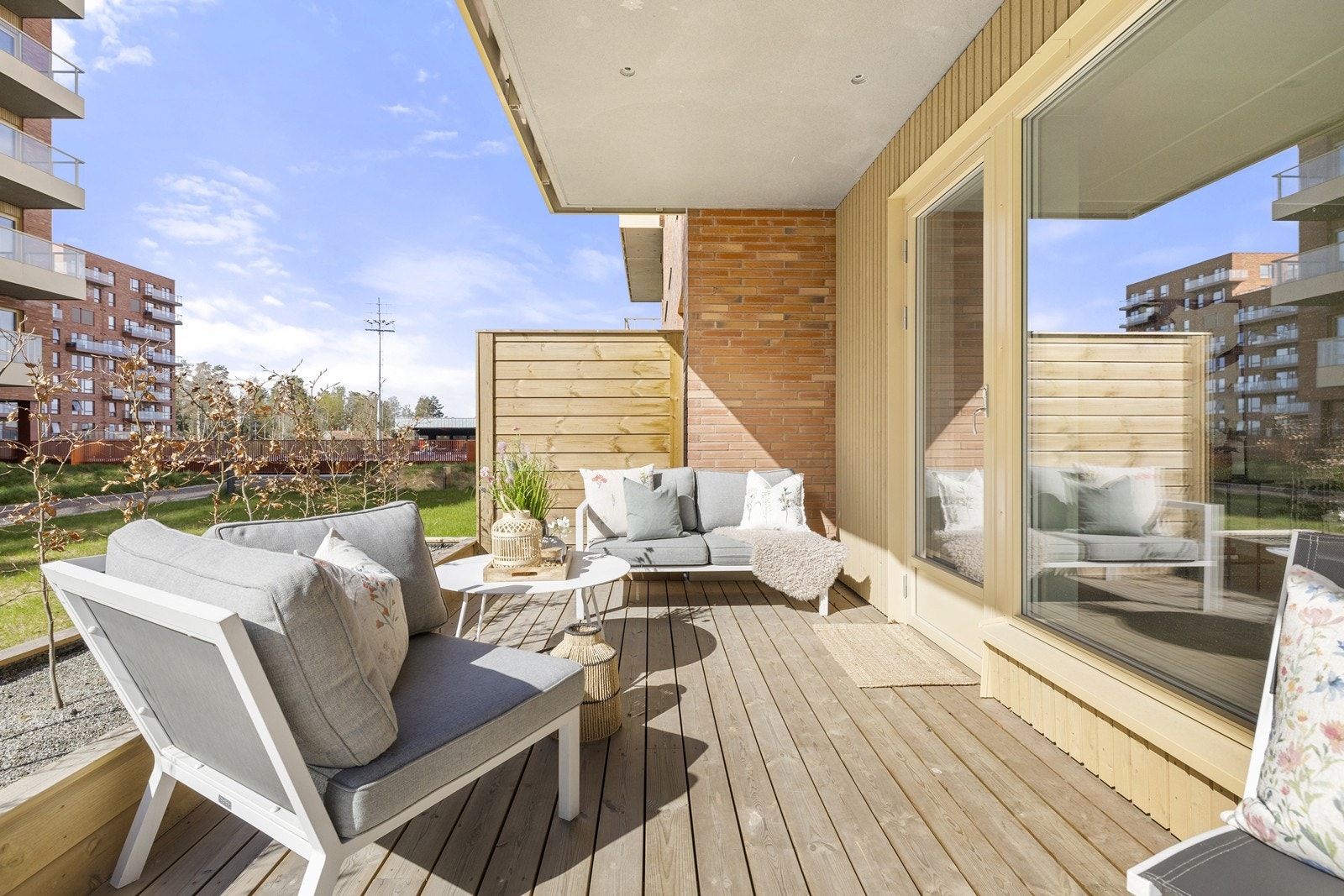 Fra stuen er det direkte utgang til en romslig vestvendt markterrasse på 15 m². Ideelt for barnefamilier! Galleribilde
