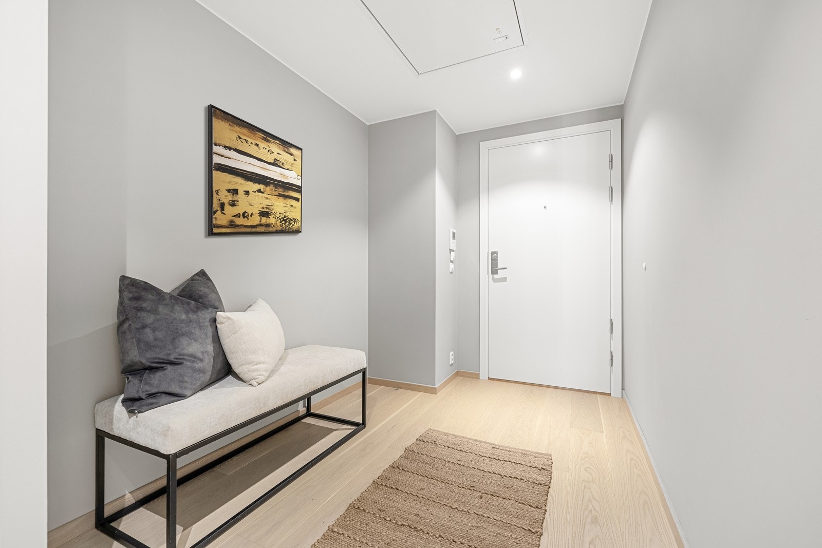 Romslig entré med nisje for garderobeskap. Galleribilde