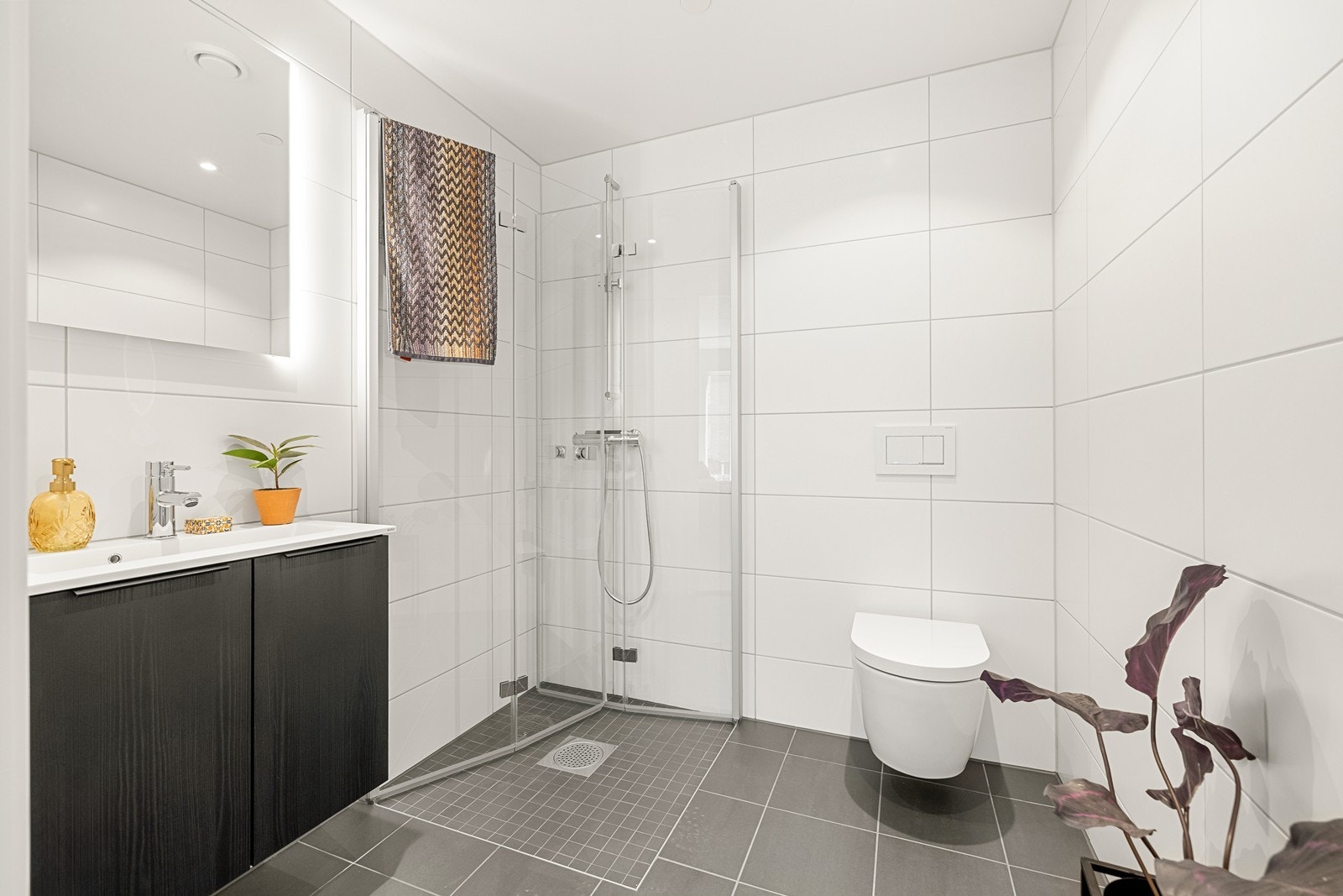 Det andre badet er praktisk plassert i tilknytning til hovedsoverommet. Galleribilde