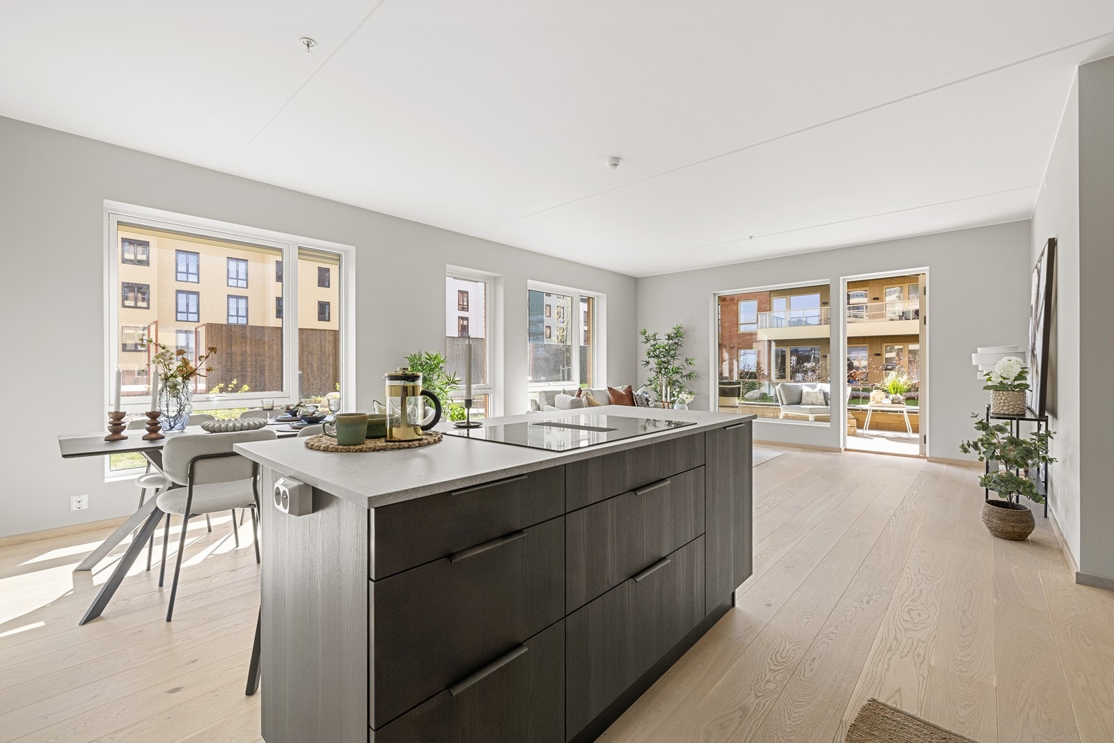Kjøkkenøya fungerer som et naturlig samlingspunkt og en praktisk arbeidsflate. Galleribilde