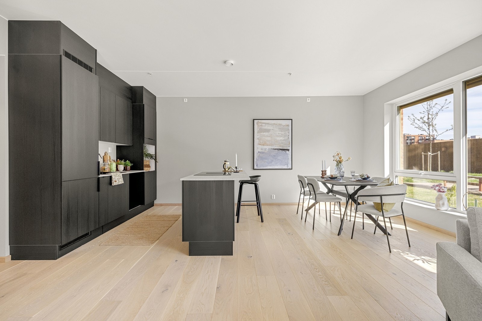 Moderne kjøkken fra HTH med stilrene, mørke fronter og integrert ventilator i platetoppen. Galleribilde