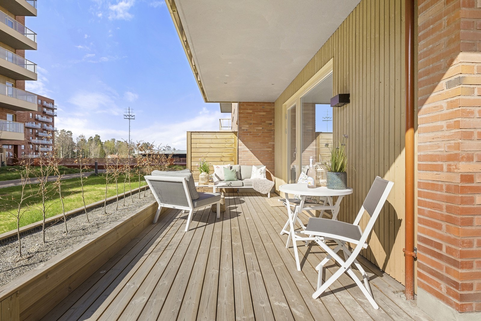 En privat uteplass med god plass til både sittegruppe og spisebord. Galleribilde
