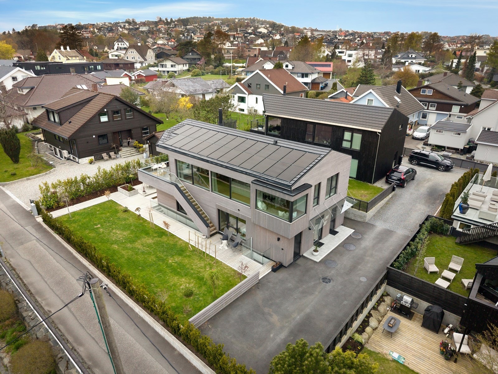 Et overblikk over den moderne eneboligen og den romslige tomten. Galleribilde