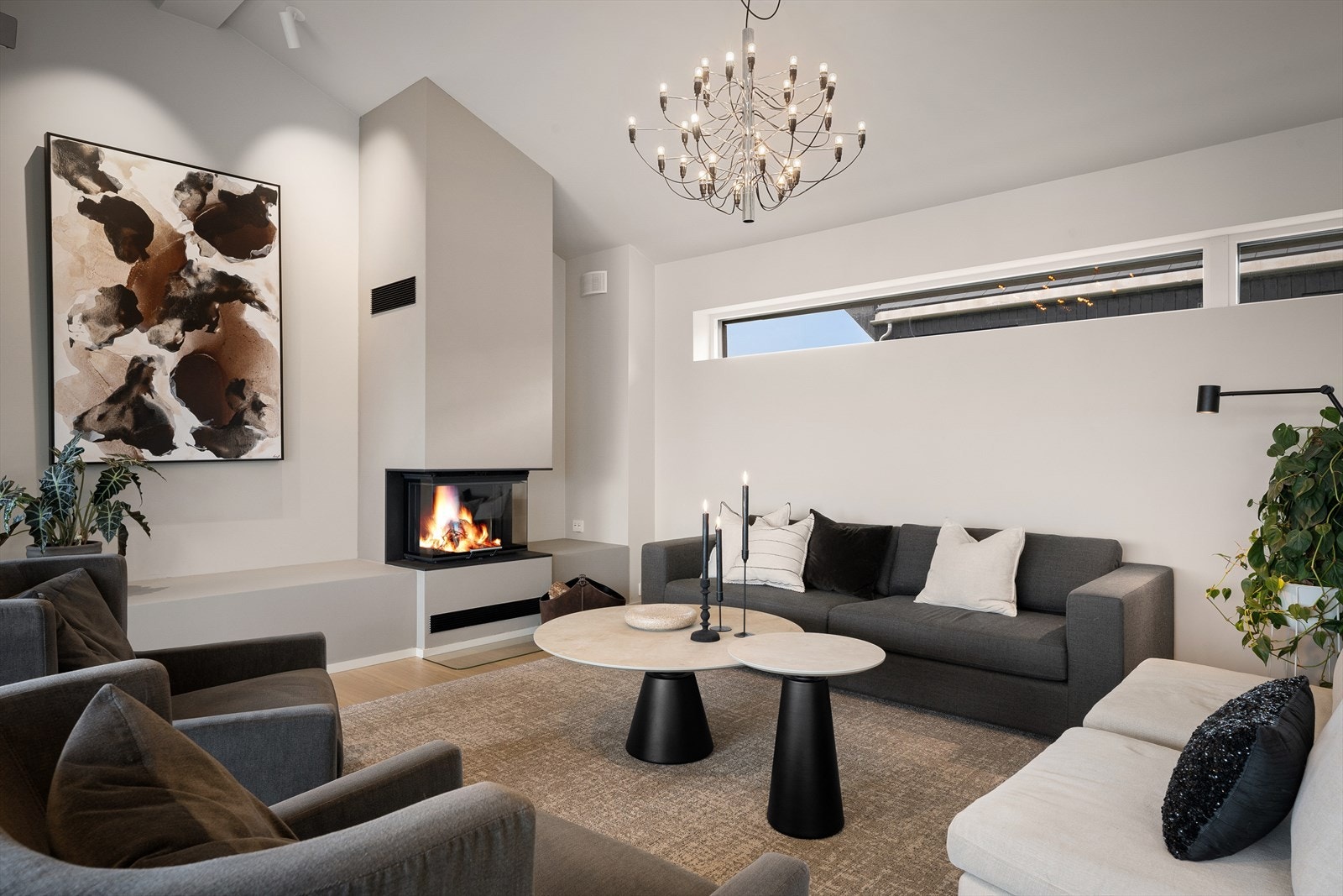 Den moderne peisinnsatsen er elegant integrert i rommet. Galleribilde