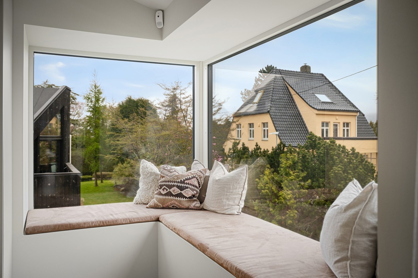 Den plassbygde sittebenken i karnappet er en sjarmerende detalj. Galleribilde