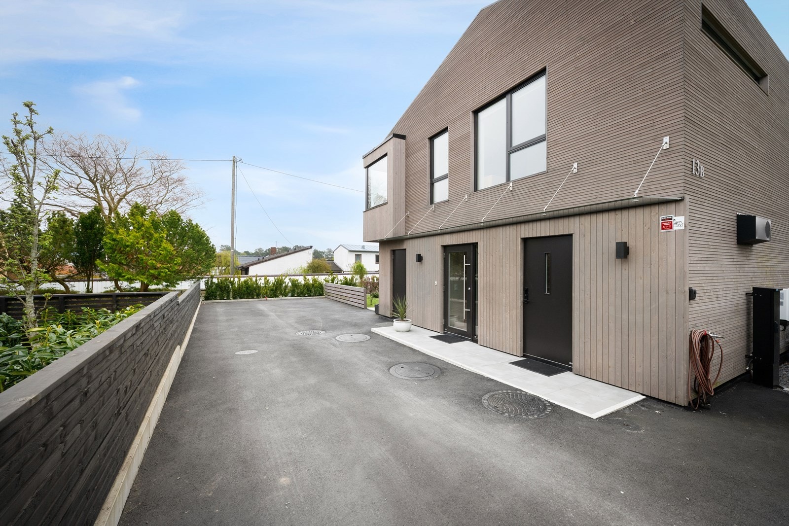 Asfaltert gårdsplass med god plass til parkering. Galleribilde