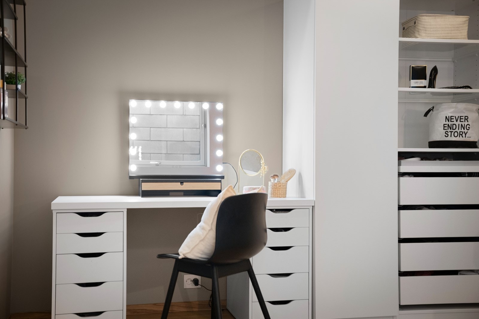 Praktisk innredet rom for garderobe og oppbevaring. Galleribilde