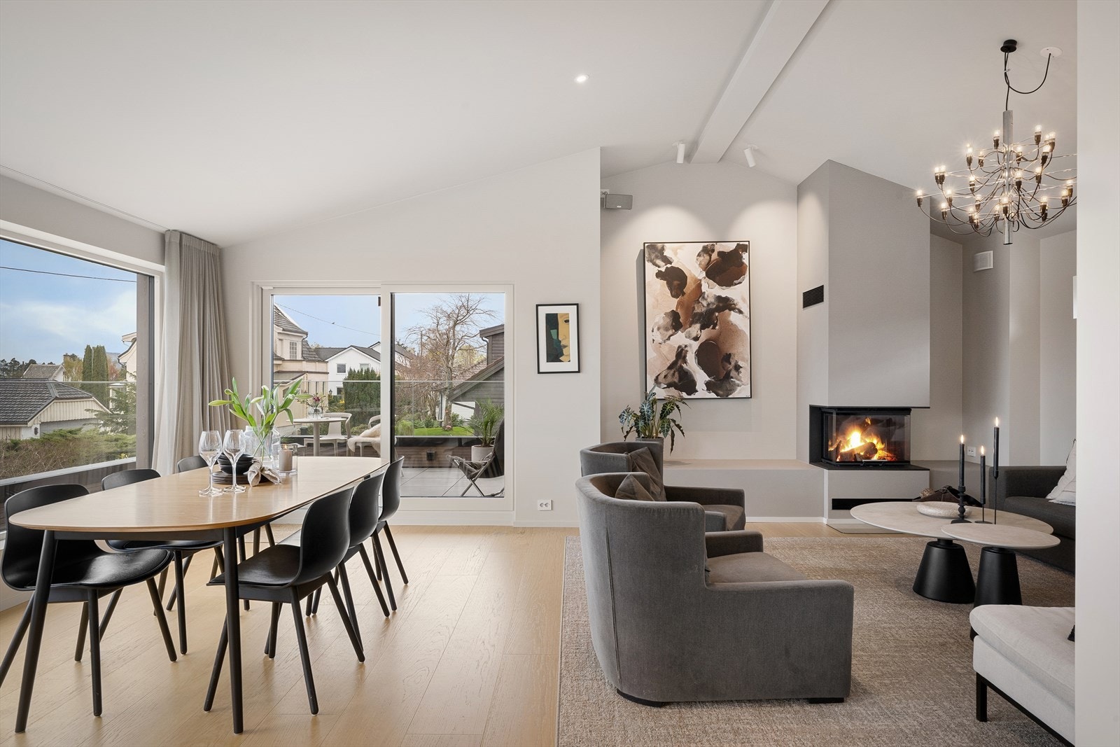 Stuen har god plass til sofagruppe og spisebord, med en peisinnsats som gir ekstra varme og hygge. Galleribilde