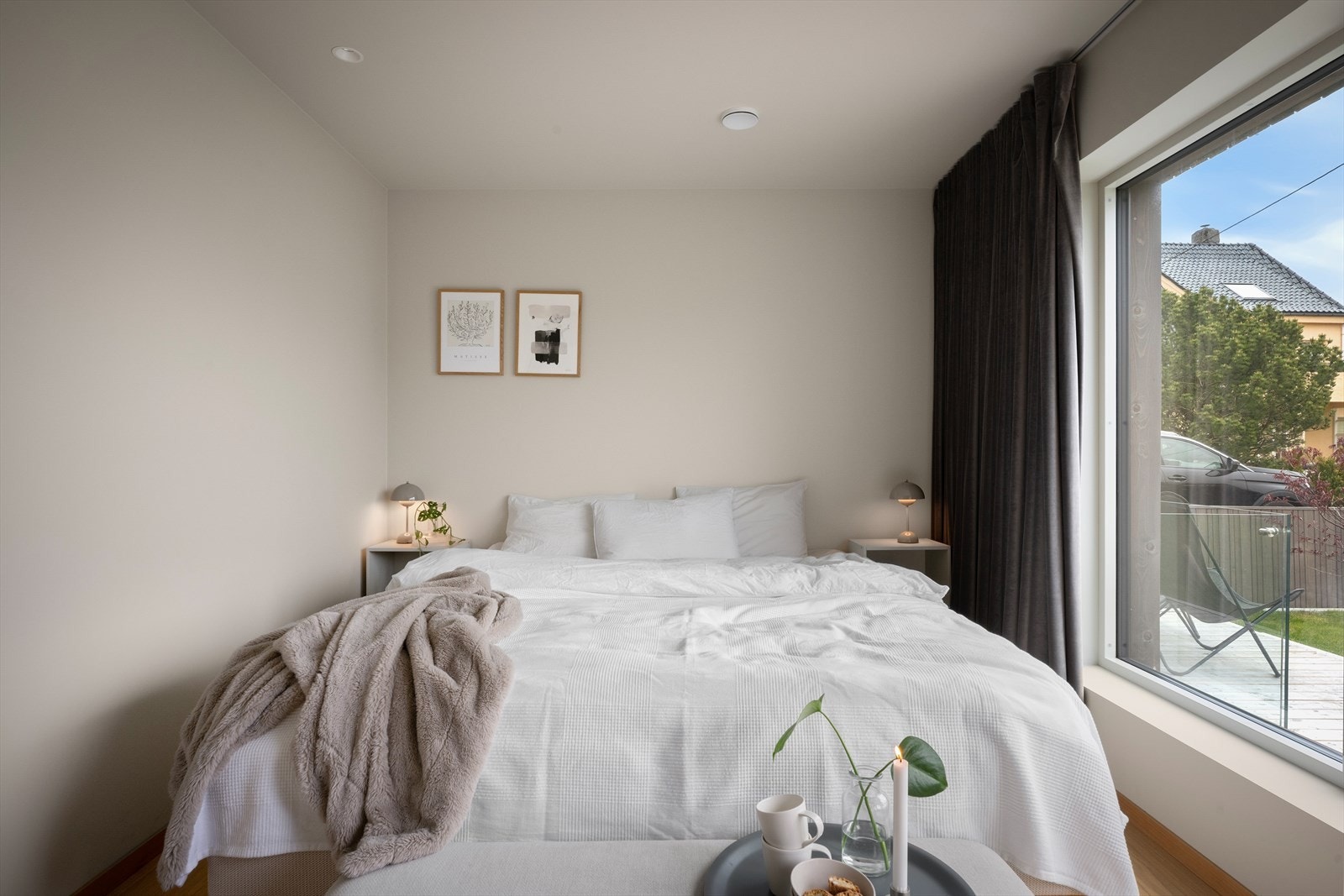 Lyst og trivelig soverom med god plass til dobbeltseng. Galleribilde